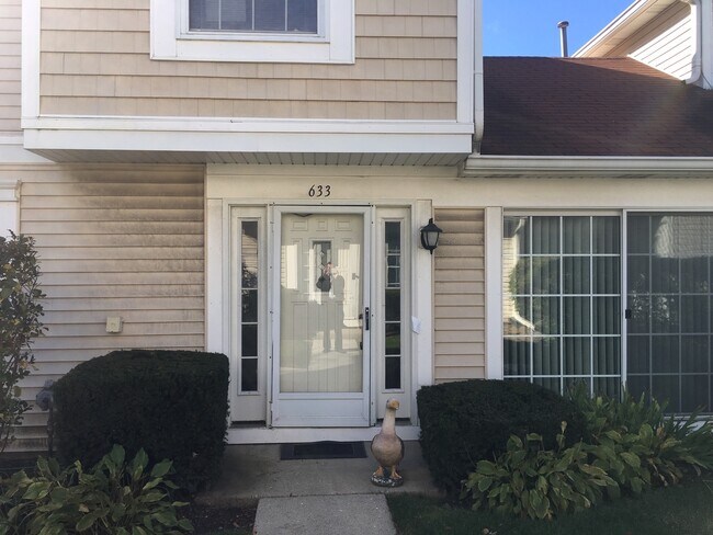 Building Photo - 633 Le Parc Cir
