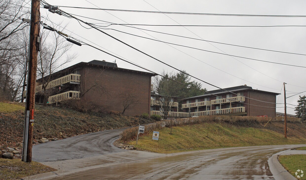 Deluxe 13 Unit Complex Apartments Fairlawn, OH