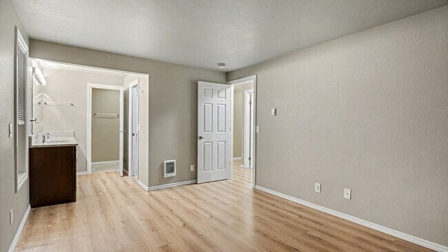 Foto del edificio - 19828 Military Rd S