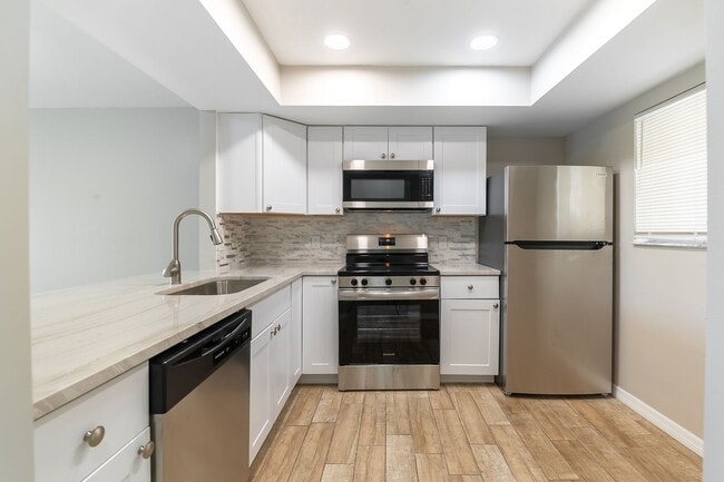 Foto del edificio - Newly Renovated, 2-Bed, 2-Bath, 2nd Floor ...