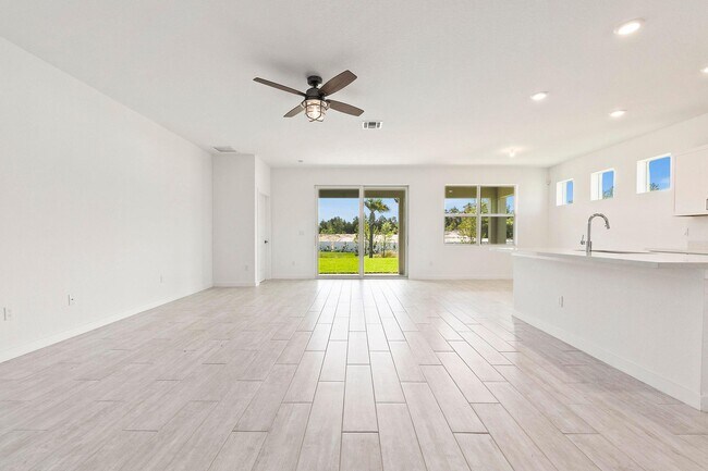 Foto del edificio - 2780 NE Breezeway Cir