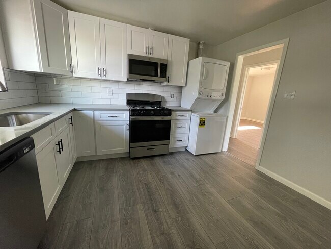 Washer/ Dryer in unit - 3427 Grape St