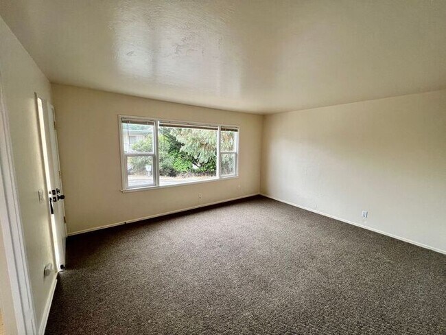 Building Photo - Wither Avenue Corner! 1 bed 1 bath apartme...