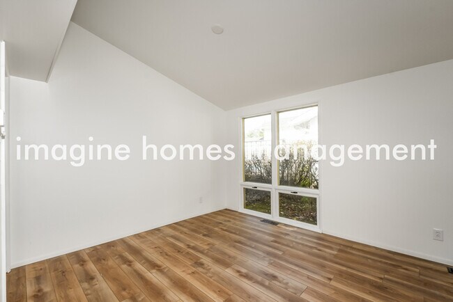 Building Photo - Beautiful 3 bedroom and 1.5 bath home in S...