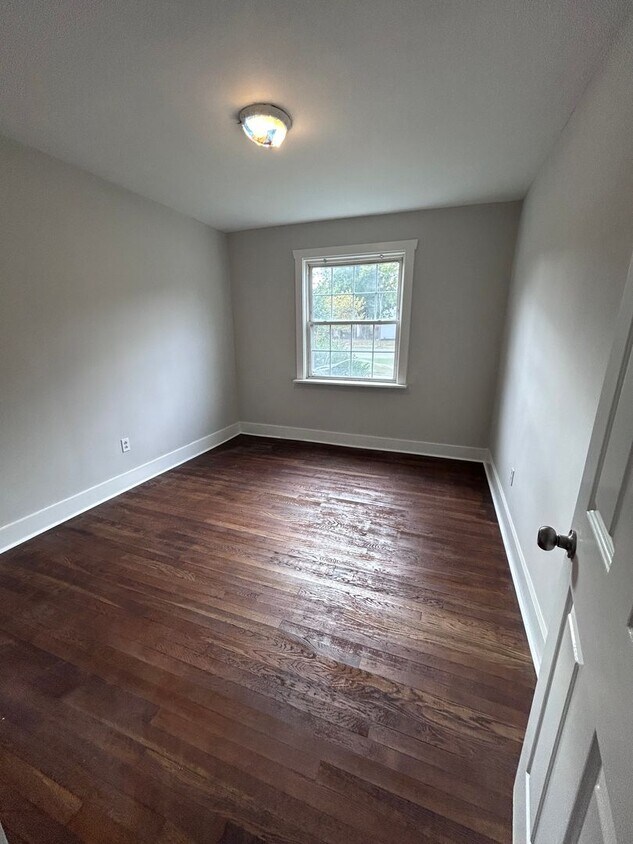 Building Photo - Available Now! | Fully Remodeled 2 Bed, 1 ...