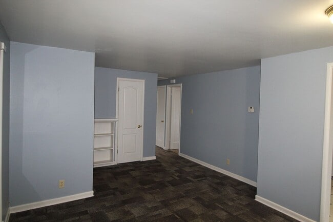 Building Photo - 1204 E Bismark Ave