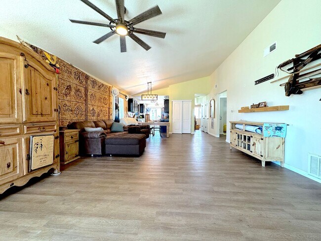Foto del edificio - East El Paso 3 bed Refrig A/C with Gorgeous Yard!