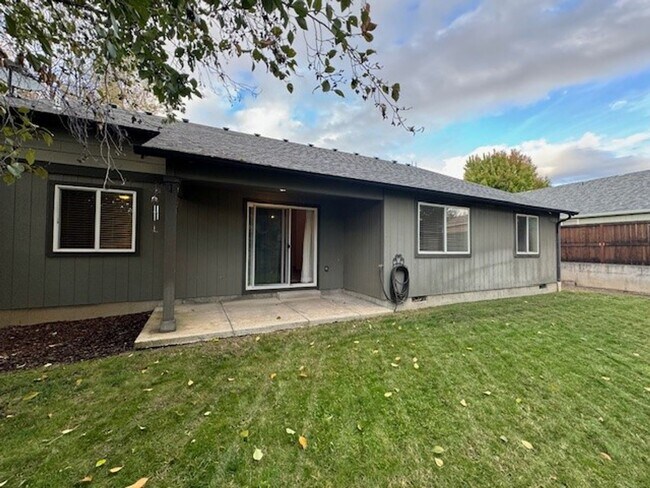 Building Photo - 1588 Inverness Dr