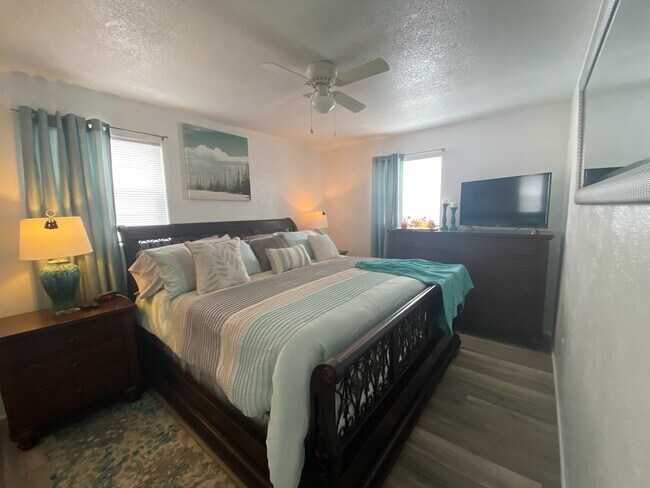 Foto del edificio - 2417 N Oleander Ave