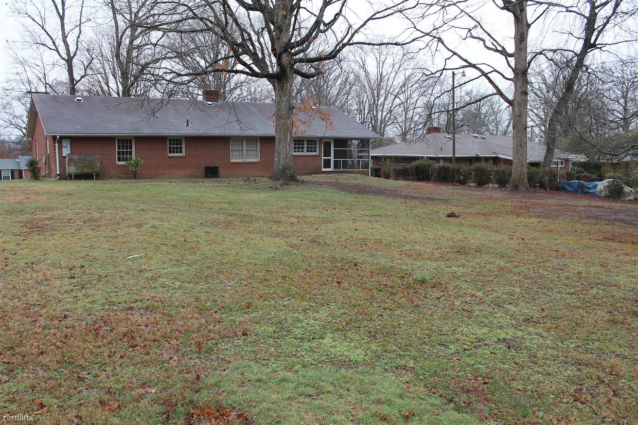 Building Photo - 803 Oakwood Dr