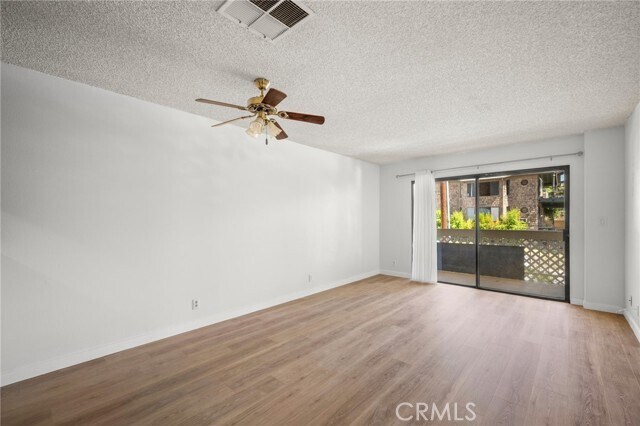 Foto del edificio - 10149 Commerce Ave