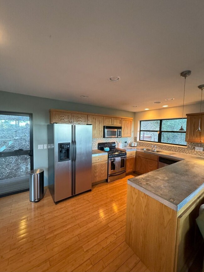 Foto del edificio - 2-Bed, 1-Bath Mountain Cabin Retreat with ...