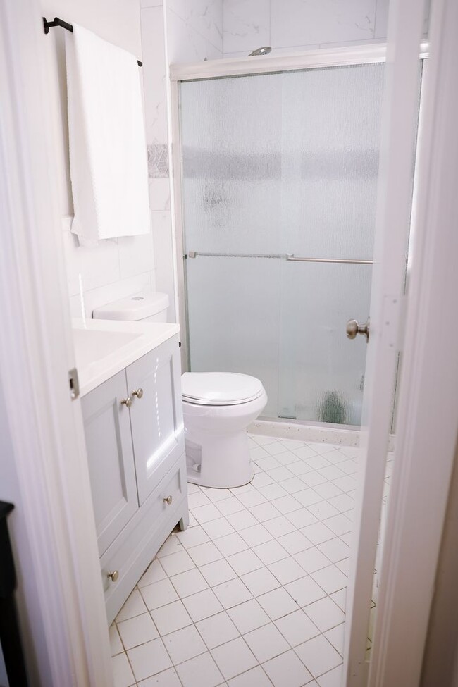 Building Photo - Spacious 3 Bedroom, 2 Bath Duplex with Att...