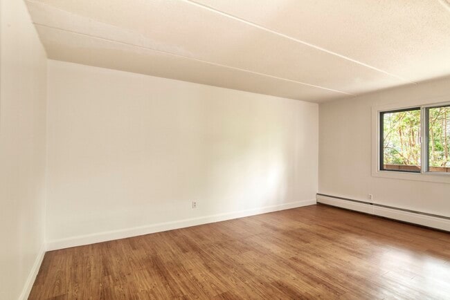 Building Photo - 705 Boulevard Churchill