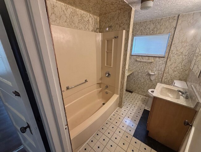 Foto del edificio - 2-Bedroom Apartment Available