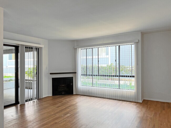 Building Photo - 550 W Stocker St