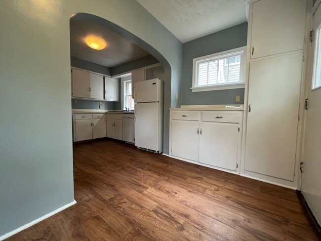 Building Photo - 3 br, 1 bath House - 1675 W 9th St