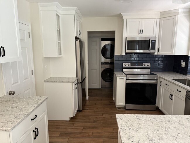 Building Photo - SEE IT NOW: Updated 3-Bed, 2-Bath Home in ...