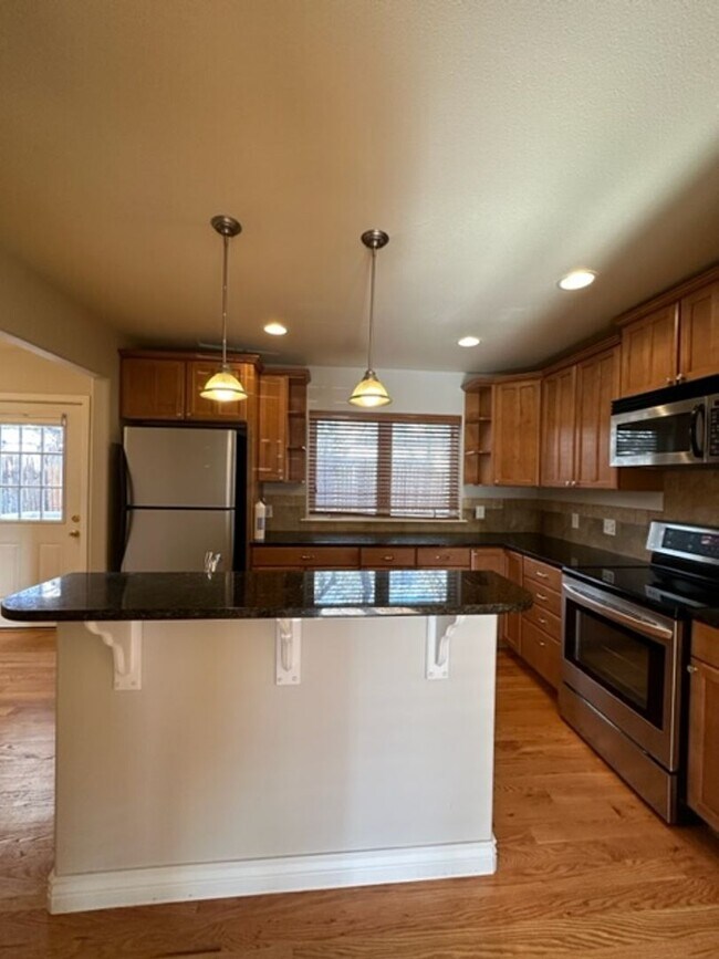 Building Photo - Downtown Louisville, 3BD, 2.5BA - Bright o...