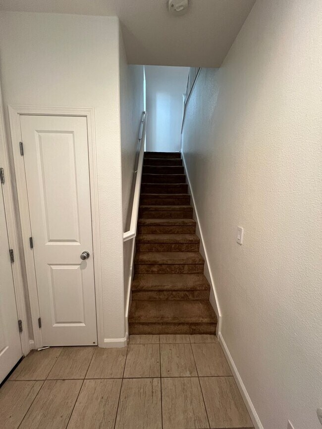 Foto del edificio - $4295-Beautiful Tri-level 3 Bed/2.5 Ba Townhome in Hampton Park/North San Jose