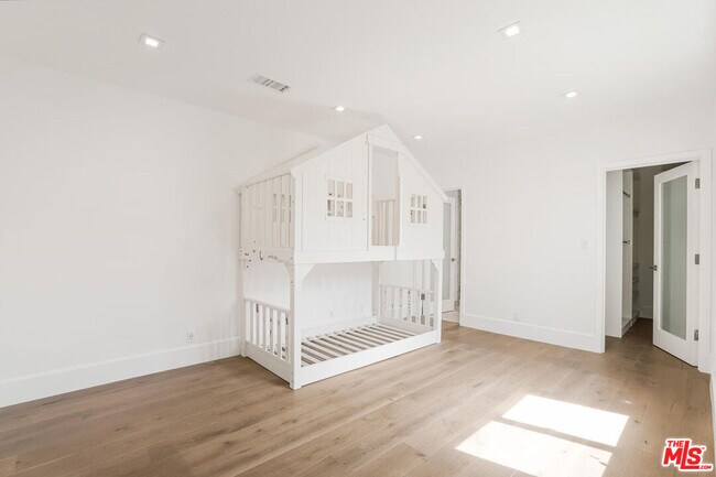 Building Photo - 344 S Peck Dr