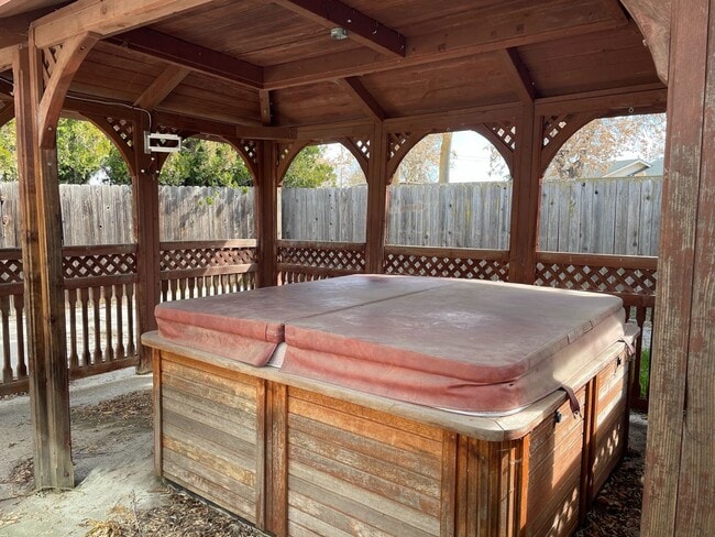 Building Photo - Spacious 3 BEDROOM 2 BATH HOME AVAILABLE O...