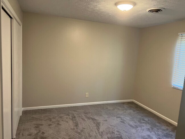 Building Photo - 906 Valley View Dr