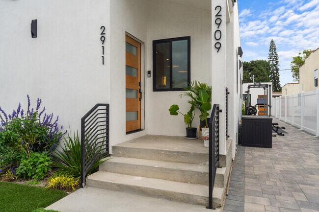 Building Photo - 2911 S Rimpau Blvd