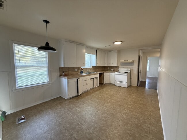 Foto del edificio - 4010 Harding Dr