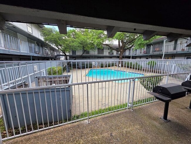Building Photo - $950! Updated 1-Bedroom Condo Near Pool. $...