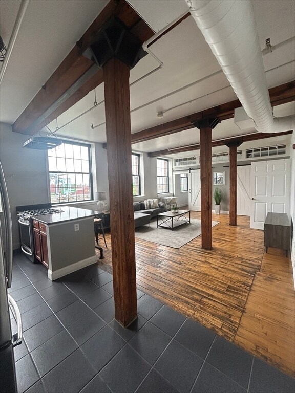 Foto del edificio - 881 E 1st St