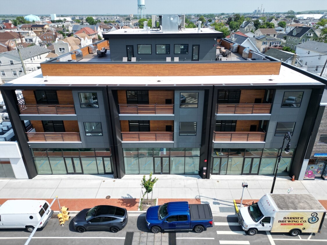 Primary Photo - 135 E Park Ave