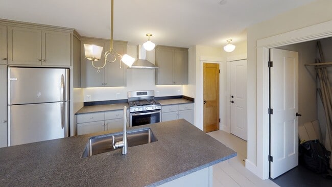 Open concept Kitchen with bar dining option - 88 Walnut St