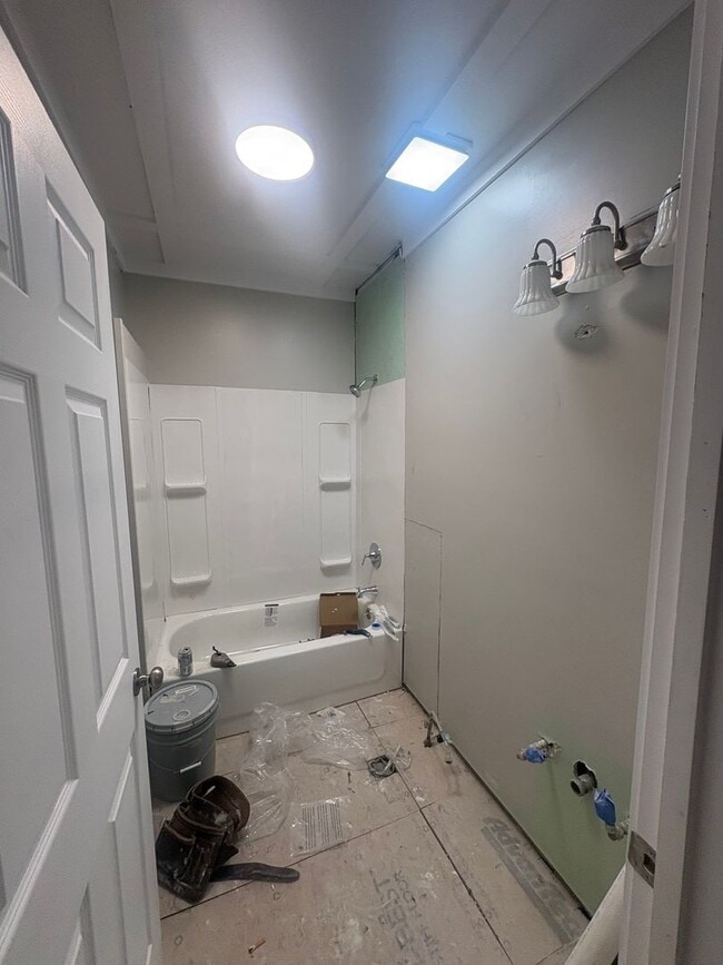 Building Photo - 3 Bed/1 Bath House UNDER RENOVATIONS