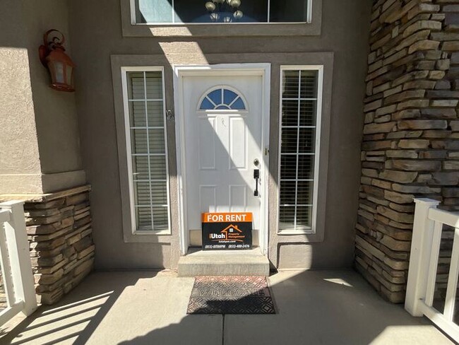 Foto del edificio - 6 bedroom 3 1/2 bathrooms 2 car garage Lar...