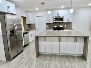 Building Photo - 1030 SW 96th Ave