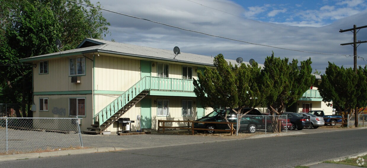 Primary Photo - 1121 Swan Ave