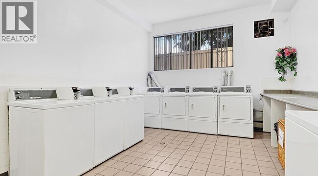 Photo du bâtiment - 104 6450 E BOULEVARD