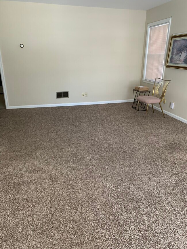 Living room pic 2 - 5 Tanner Ct