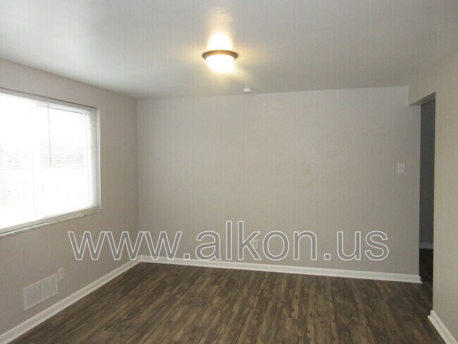 Foto del edificio - 1097 Roseanne Ave