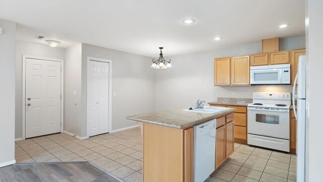 Building Photo - Selling duplex 1.2025