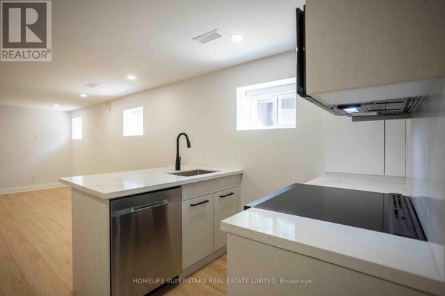 Building Photo - 15 Shademaster Ct