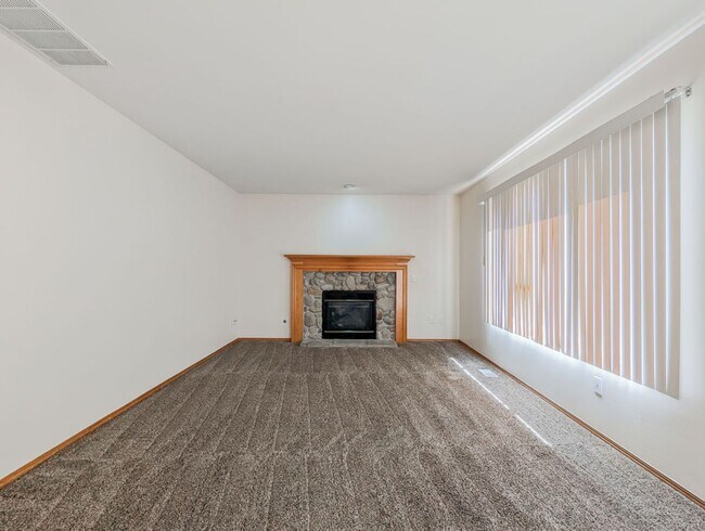 Foto del edificio - Spacious & private 4 bd 2.5 bth 2 car gara...