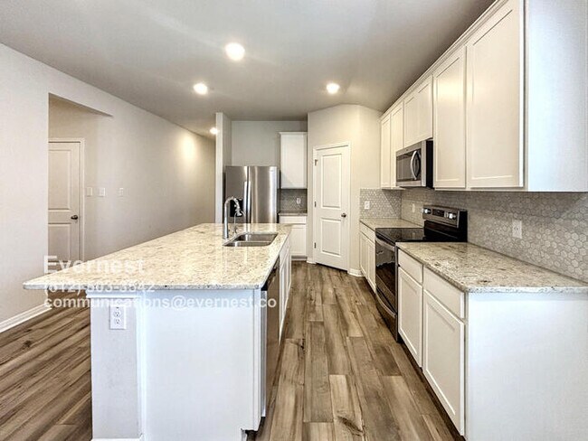 Foto del edificio - Spacious 4-Bedroom Home with Modern Comfor...