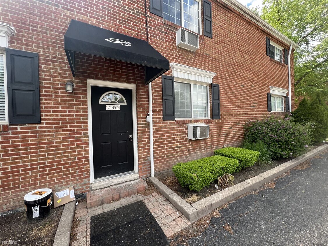 Primary Photo - 3 br, 2 bath Condo - 2445 Torquay Ave Apt 112