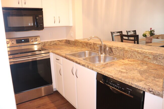 kitchen - 1096 Woodshire Ln
