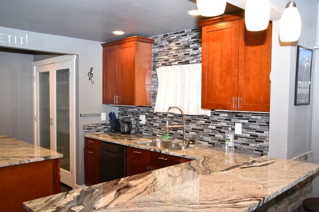 Building Photo - 3 Bedroom 2 Bath Updated Rambler with Cove...