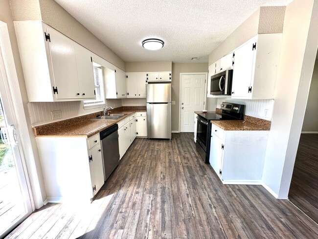 Building Photo - Updated 3-Bed Home with Garage & Fenced Ya...