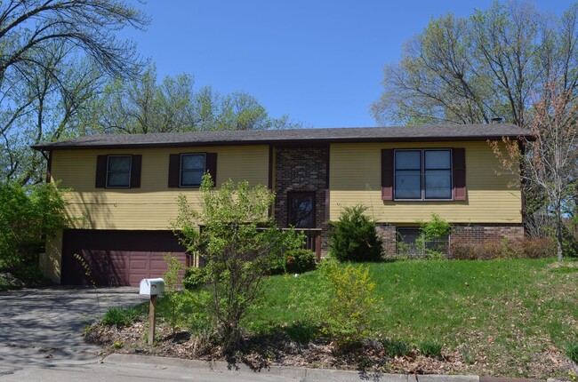 Building Photo - 3 bedroom split level home South Columbia ...
