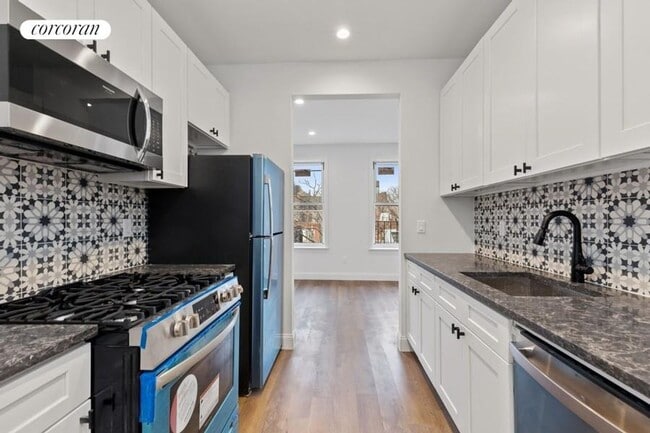 Building Photo - 11 Carmine St